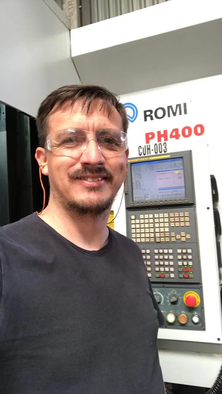 Atendimento em centro de usinagem ROMI