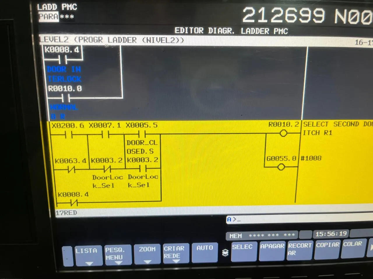 Editor de ladder PMC em comando FANUC, com lógica de intertravamento de porta