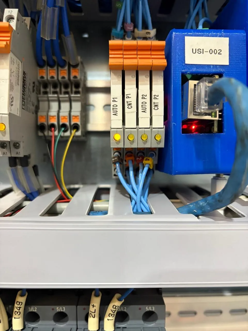 Dispositivo de comunicação Ethernet instalado em painel de máquina